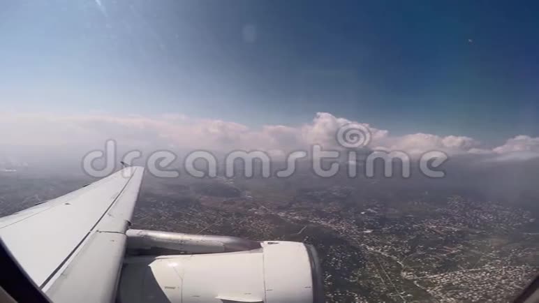 用喷气式飞机飞越云层视频的预览图