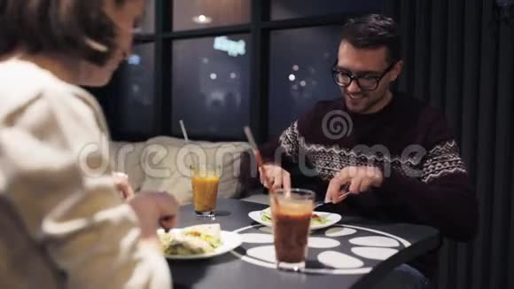 快乐的一对夫妇在素食餐厅吃晚餐视频的预览图