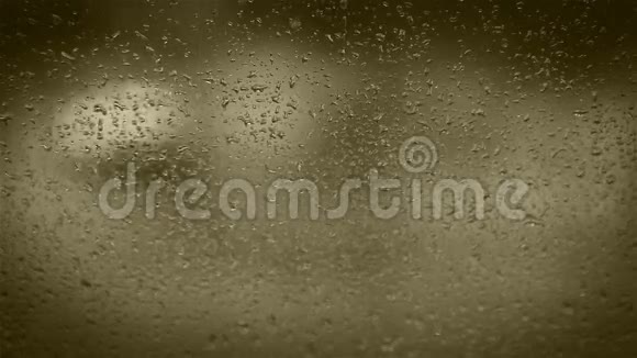 雨滴落在家窗玻璃上有傍晚的交通背景视频的预览图