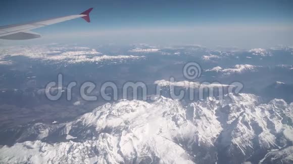 阿尔卑斯山的空中景色视频的预览图
