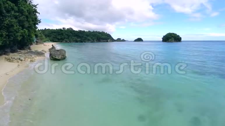 飞越热带海滩和海浪菲律宾长滩岛视频的预览图