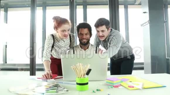 男性创意主管与同事握手视频的预览图