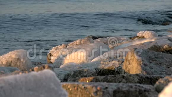 在波罗的海的一个冬天海浪的缓慢运动视频的预览图