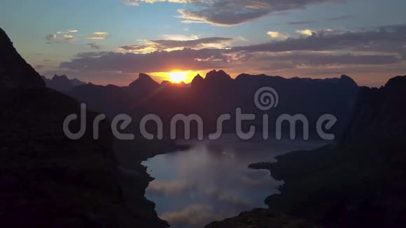 洛福顿群岛群山中的黎明视频的预览图