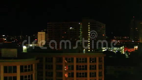 晚上在泰国帕塔亚市视频的预览图