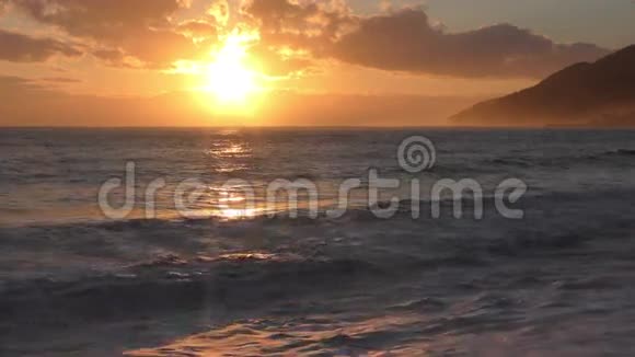 美丽的日落在海边视频的预览图