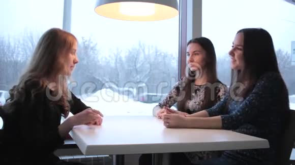 冬天三个女朋友在咖啡馆里聊天视频的预览图