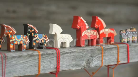 五颜六色的俄罗斯传统木马玩具视频的预览图
