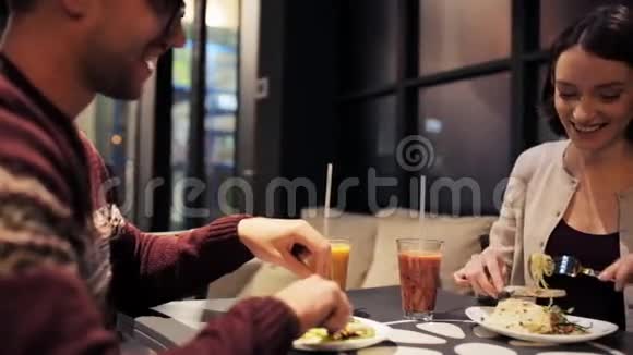 快乐的一对夫妇在素食餐厅吃晚餐视频的预览图