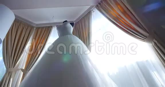房间里一个人体模型上的白色婚纱视频的预览图