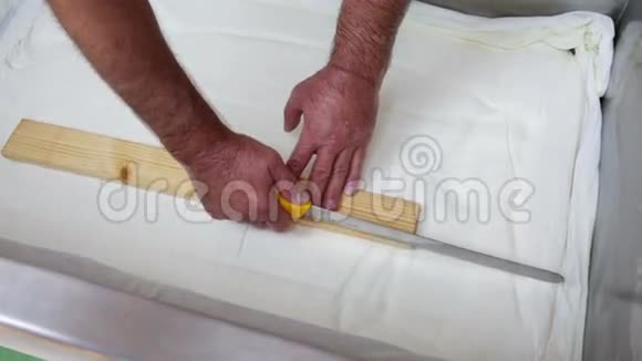 福塔干酪生产切刀视频的预览图