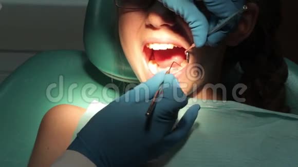牙医对病人进行常规检查视频的预览图