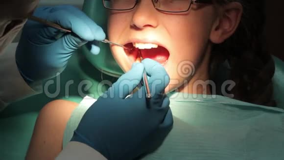 牙医对病人进行常规检查视频的预览图