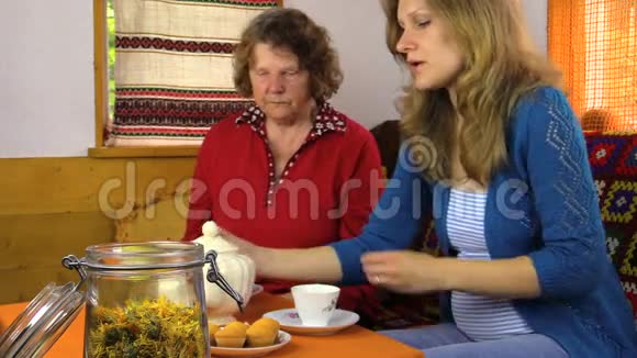 祖母和怀孕的孙女喝万寿菊茶视频的预览图