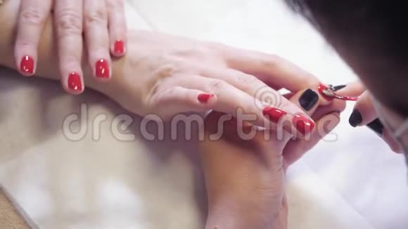 伪装师傅在水疗中心用指甲胶涂清漆美容店专科医师特写指甲护理视频的预览图