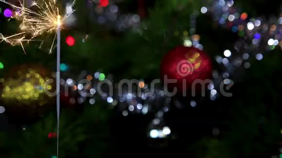 圣诞树镜球和小火花视频的预览图