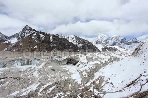 4K尼泊尔喜马拉雅山恩戈祖帕冰川上的云运动视频的预览图