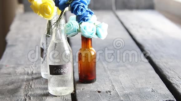 格拉西亚斯谢谢你用西班牙语标签和花在瓶子里视频的预览图