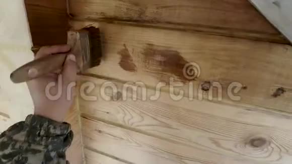 用刷子在木头建造的房子里建造建筑视频的预览图