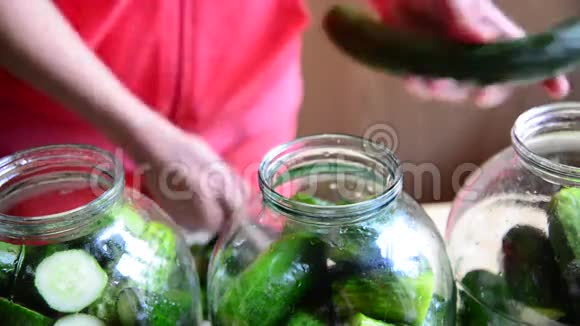 家庭主妇准备冬天自制的罐装黄瓜视频的预览图