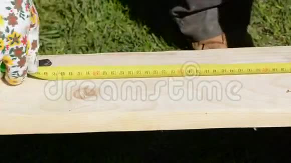 木匠测量木板并做标记视频的预览图