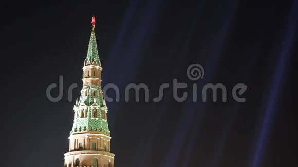 莫斯科克里姆林宫上空的聚光灯夜景视频的预览图