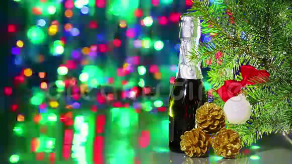 圣诞树装饰用云杉和香槟视频的预览图