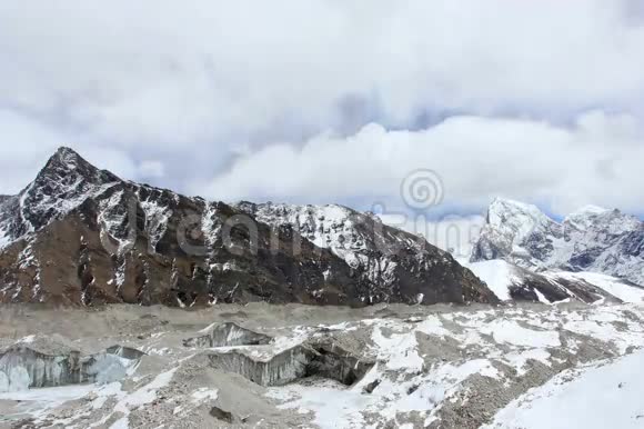 4K尼泊尔喜马拉雅山恩戈祖帕冰川上的云层移动视频的预览图