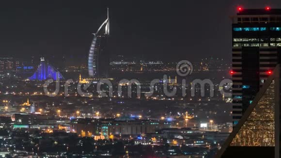 一个现代化的大城市的夜景阿联酋迪拜商务湾视频的预览图