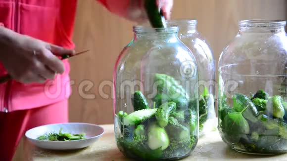 家庭主妇准备冬天自制的罐装黄瓜视频的预览图