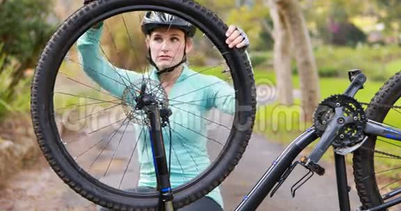 女自行车手修理自行车轮胎视频的预览图