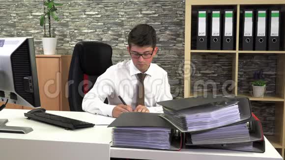 办公室里的年轻商人视频的预览图