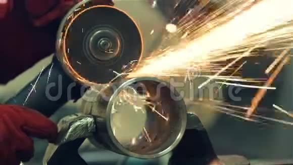 锁匠清理钢管上的一段焊缝视频的预览图