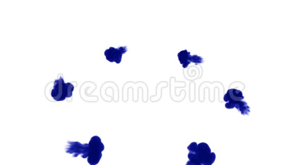 头顶拍摄的孤立的蓝色墨水在白色上形成一个圆圈蓝色在水中旋转并缓慢移动使用视频的预览图