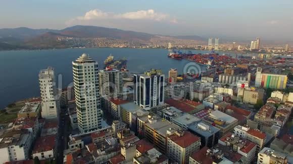 伊兹密尔市中心有海岸线渡轮和集市土耳其城无人机射击视频的预览图