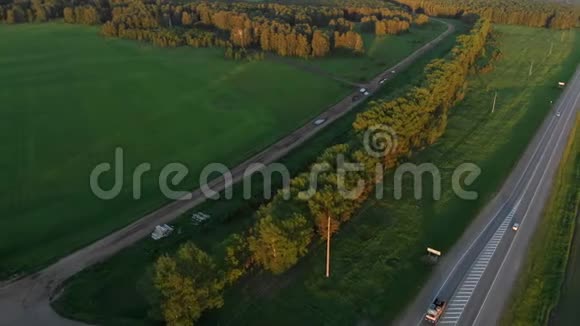 夏季日落时可鸟瞰道路视频的预览图