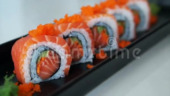 鲑鱼肉卷日本寿司和新鲜生鱼视频的预览图
