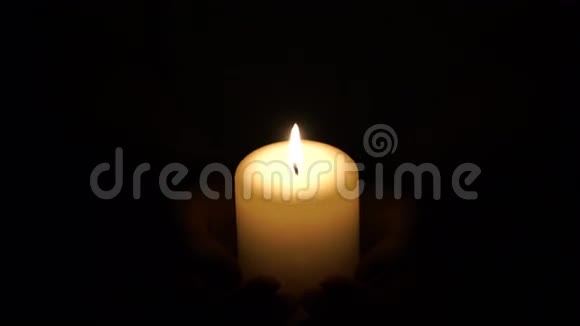 在女人手中燃烧蜡烛的脚印4K视频的预览图