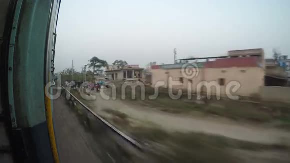 在孟买乘坐火车时的城市景观视频的预览图