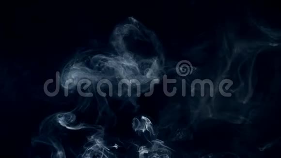 烟雾在黑色背景上隔离重叠视频的预览图