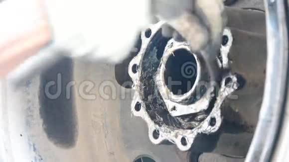 汽车汽车修理工拧紧螺栓牢固视频的预览图