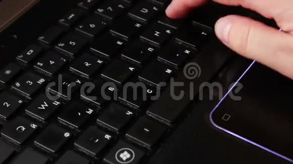 手在电脑键盘上打字视频的预览图