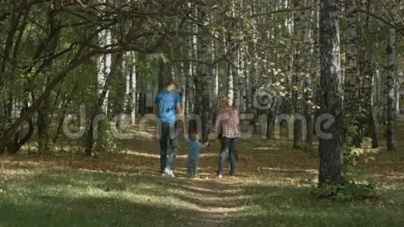 快乐的年轻家庭在秋天玩得很开心视频的预览图