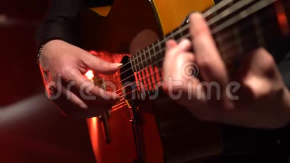 吉他手弹旋律关门视频的预览图