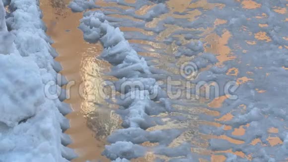 雪上的水融化的雪视频的预览图