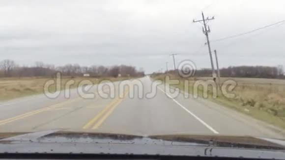 在乡间公路上开车视频的预览图