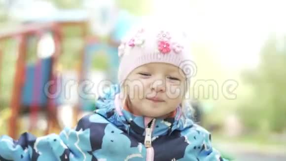 一个小女孩在秋千上旋转视频的预览图