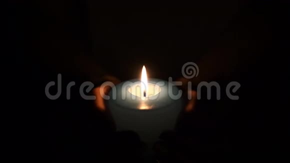 在女人手中燃烧蜡烛的脚印4K视频的预览图