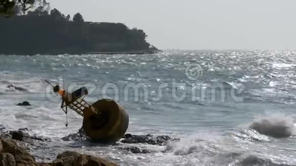 落基海滩岸边的古老的锈色黄色浮标泰国帕塔亚亚洲视频的预览图