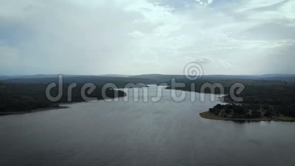 4KDrone拍摄的乡村水库大坝鸟瞰景观视频的预览图